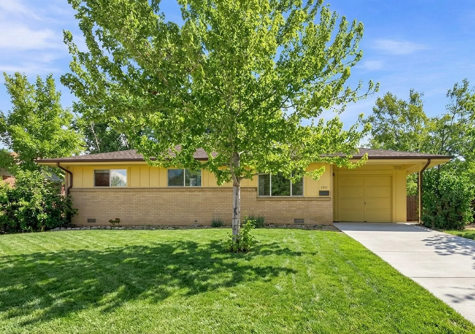 Spacious 3 Bedroom House with Garage and Large Yard! — Photo 1