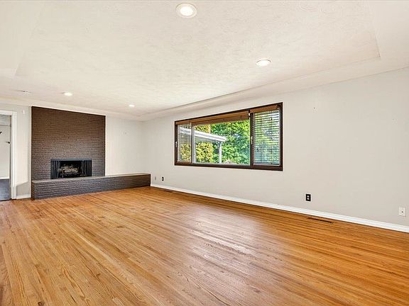 5th image of 302 W Rainier Way