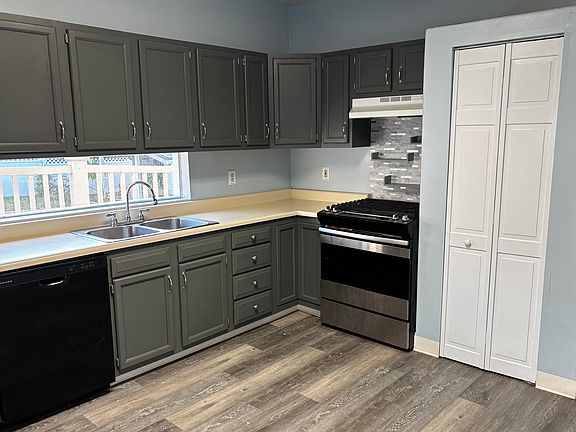 New oven with backsplash. Pantry.