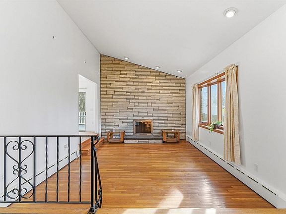 3rd image of 7 Carol St