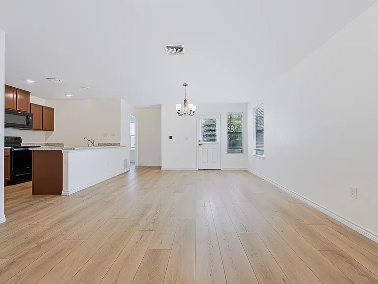 1030 Gruma — Photo 18