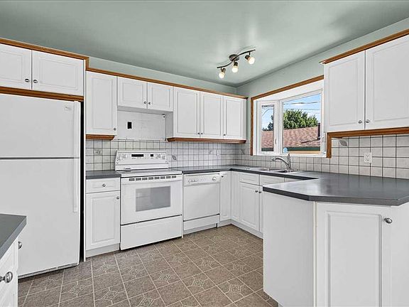 4th image of 7727 W Bowcliffe Cres NW