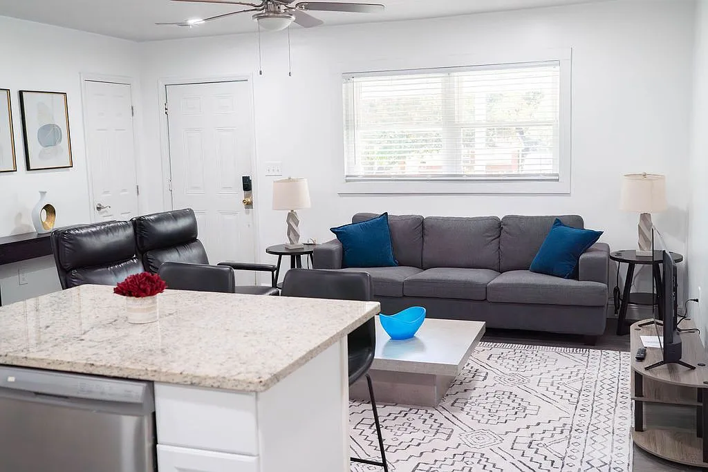 4 bed, 2.0 bath, 1350 sqft, $2,000 — Photo 2