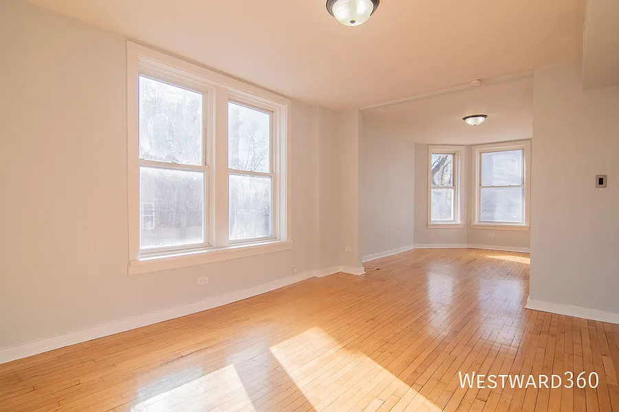 Available Now, top floor 2-Bed Near Medical District and I290 — Photo 4
