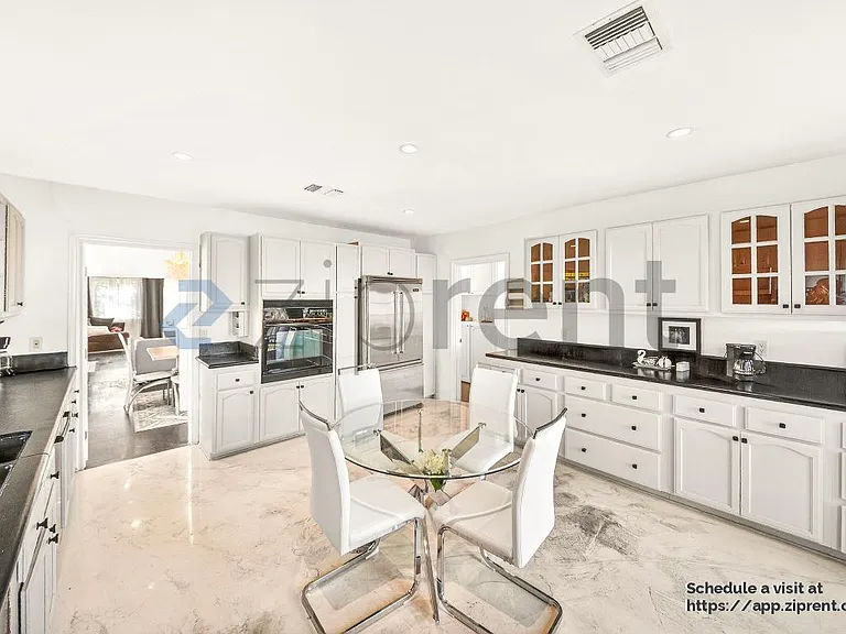 138 N Hamel Dr — Photo 10