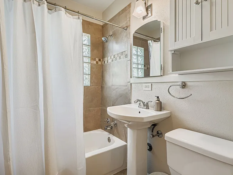 1545 S Steele St — Photo 14