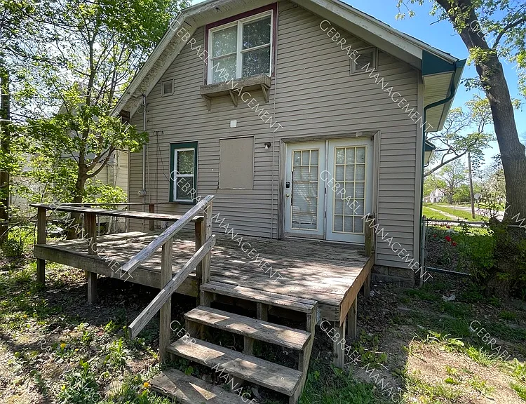 916 Perry St — Photo 3