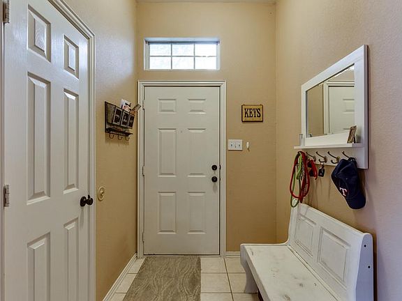 4th image of 2992 Lake Dr