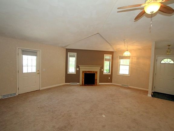 5th image of 877 Sutherland Ave #2