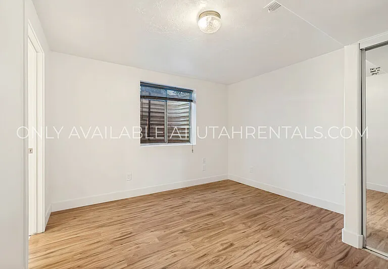 960 N Eastview Dr — Photo 27
