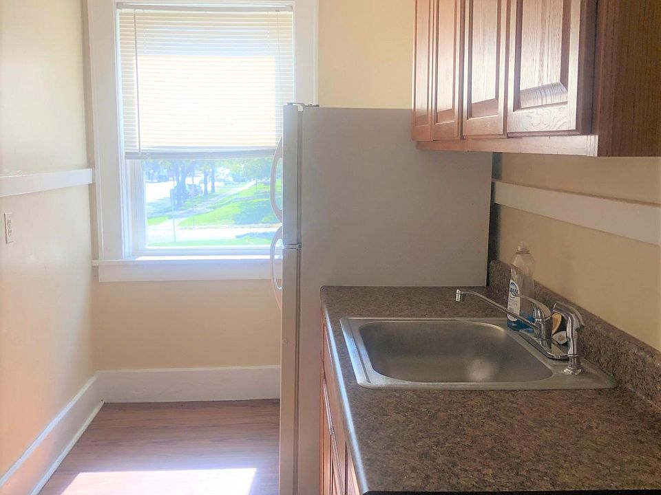 2nd image of 1573 Dewey Ave #8