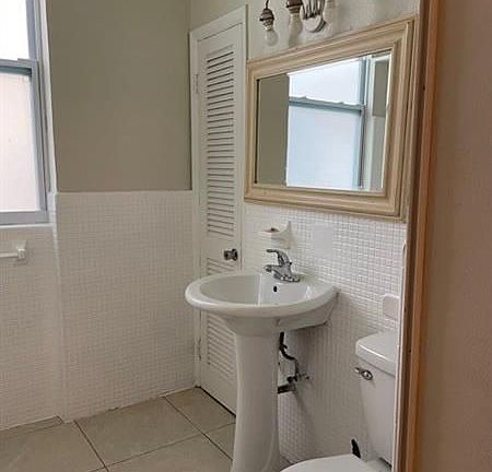 4th image of 104 NE 16th Ave APT 5