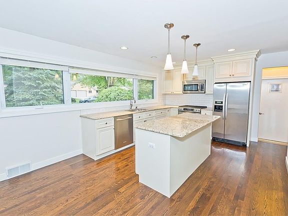 3rd image of 2860 Farmingdale Dr