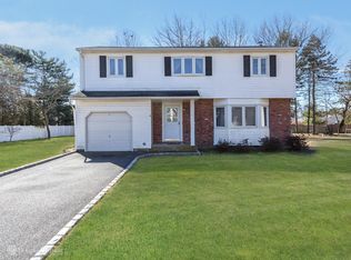 8 Elizabeth Ct, Sayville, NY 11782