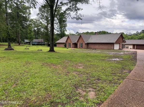 559 N Springlake Cir, Terry, MS 39170