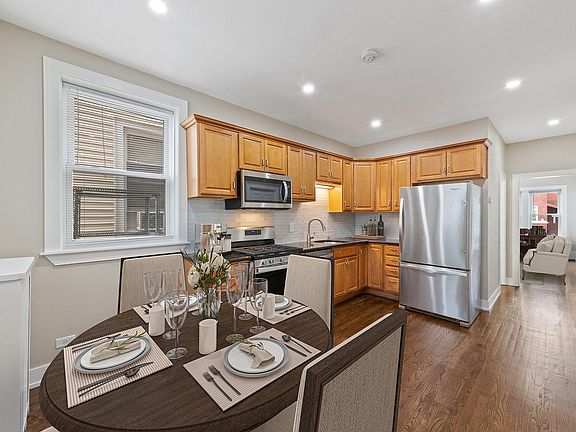 4th image of 3023 N Hamlin Ave #1