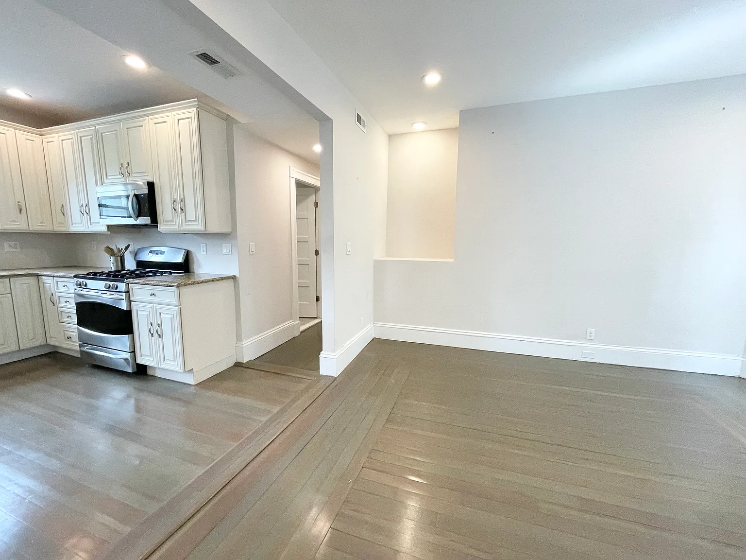 3 bed, 1.5 bath, 1200 sqft, $3,400 — Photo 3
