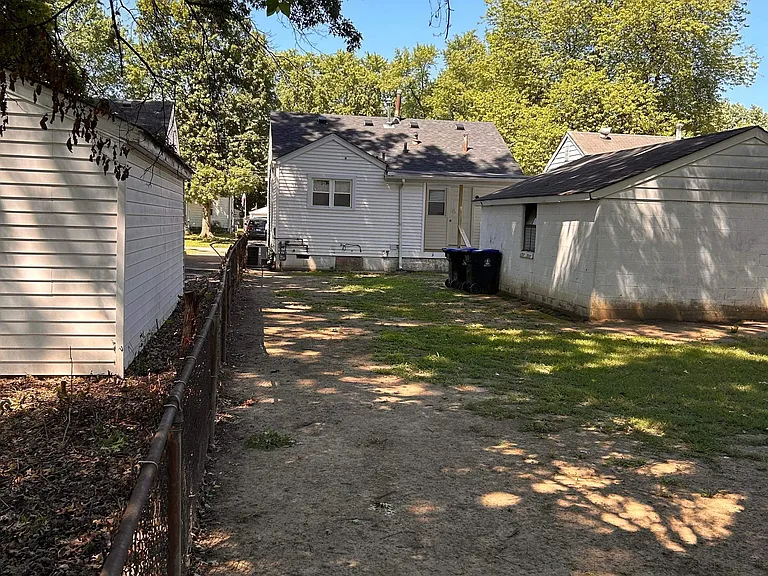 1605 Earl Ave — Photo 31