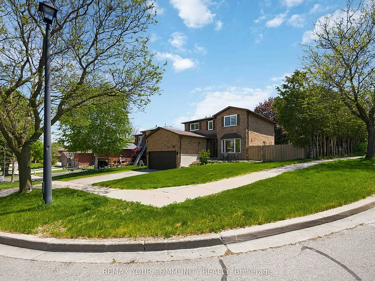 251 Osmond Cres — Photo 3