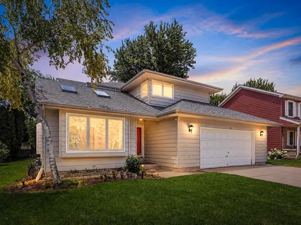 6 Spinnaker Ct, Grayslake, IL 60030