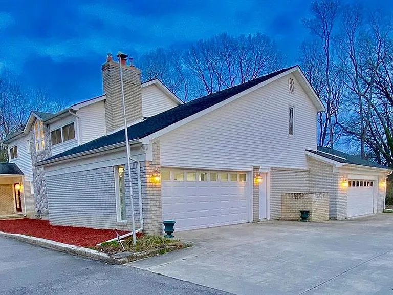 4077 Lincoln Dr — Photo 30