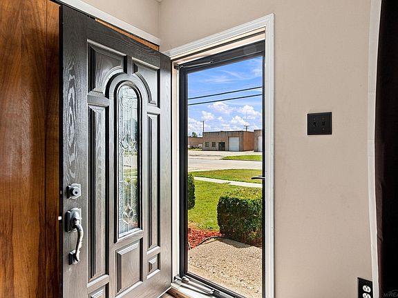 5th image of 15611 Common Rd