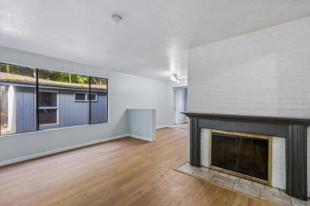 Refreshed & Move-In Ready 2 Bedroom Condo - 2 bedrooms — Photo 3
