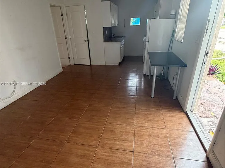410 N 58th Ave — Photo 5