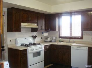 2423 8th St, Fort Lee, NJ 07024
