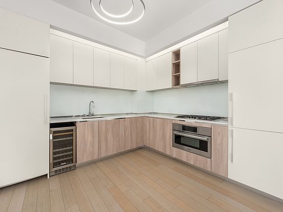 5th image of 555 W 43rd St APT 10A