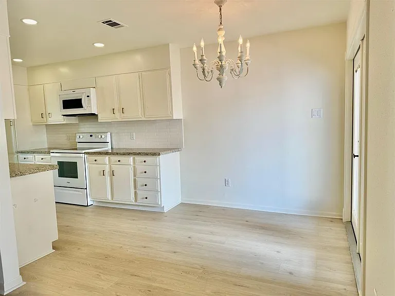 495 Yorktown Ln — Photo 13