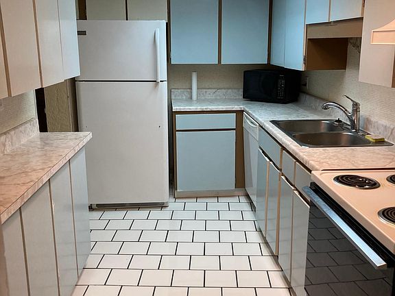 3rd image of 14401 Commodores Dr Unit 109