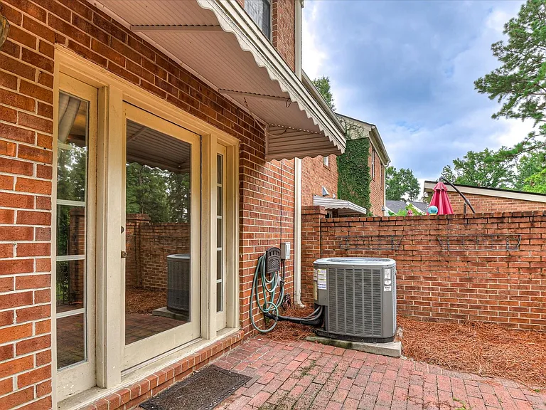 407 Folkstone Cir — Photo 36