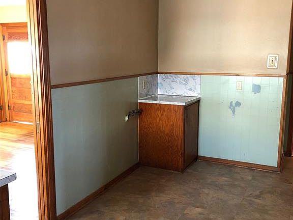 3rd image of 801 S Pioneer Dr