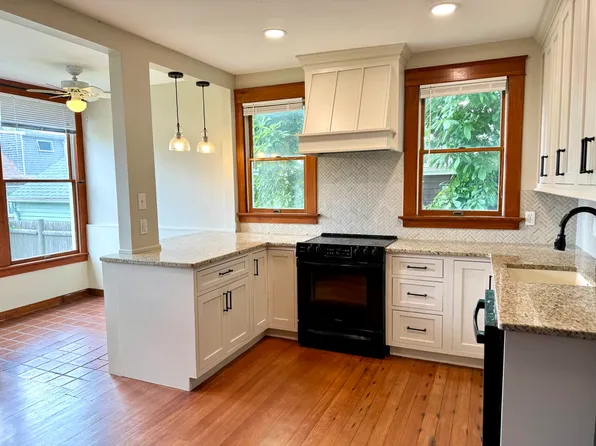 61 E Bowery St, Newport, RI 02840