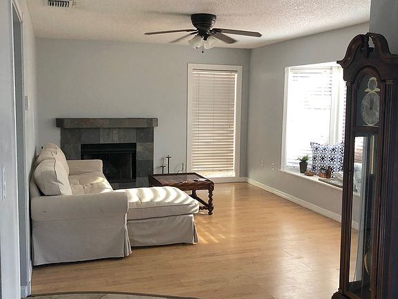 Living room w/Window seat