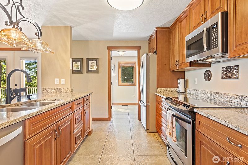 4th image of 22715 Country Drive E