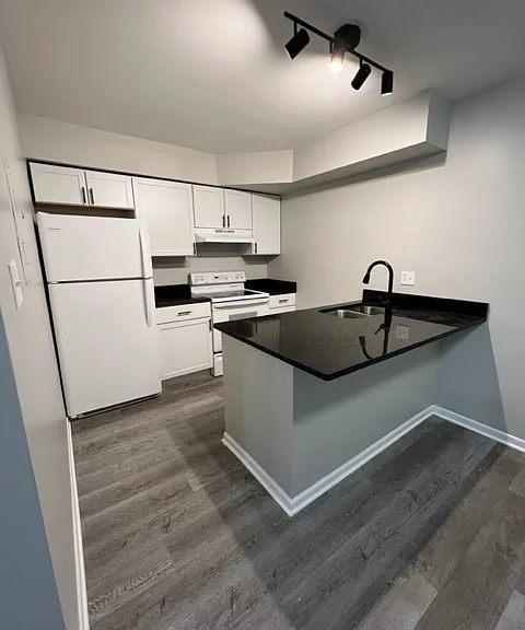 847-847 S Lake Park Ave #24E — Photo 2