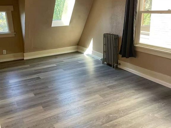 3rd image of 1606 Lakeview Boulevard E