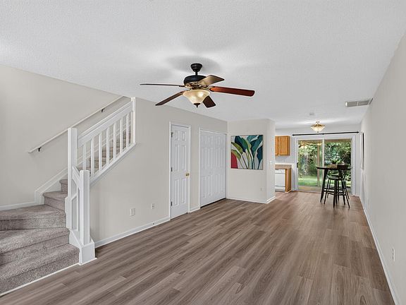 3rd image of 303 Tree Branch Cir