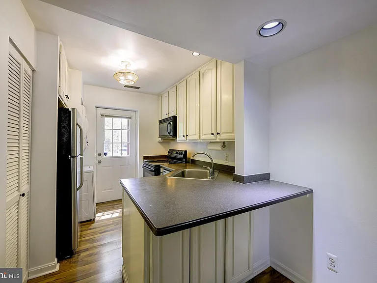1403 E Abingdon Dr #2 — Photo 9