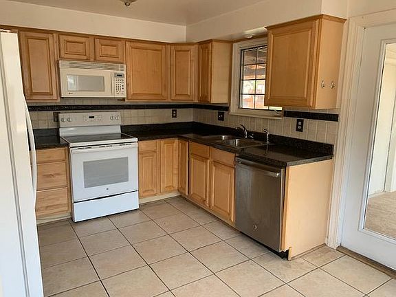 4th image of 4215 E 34th Ave