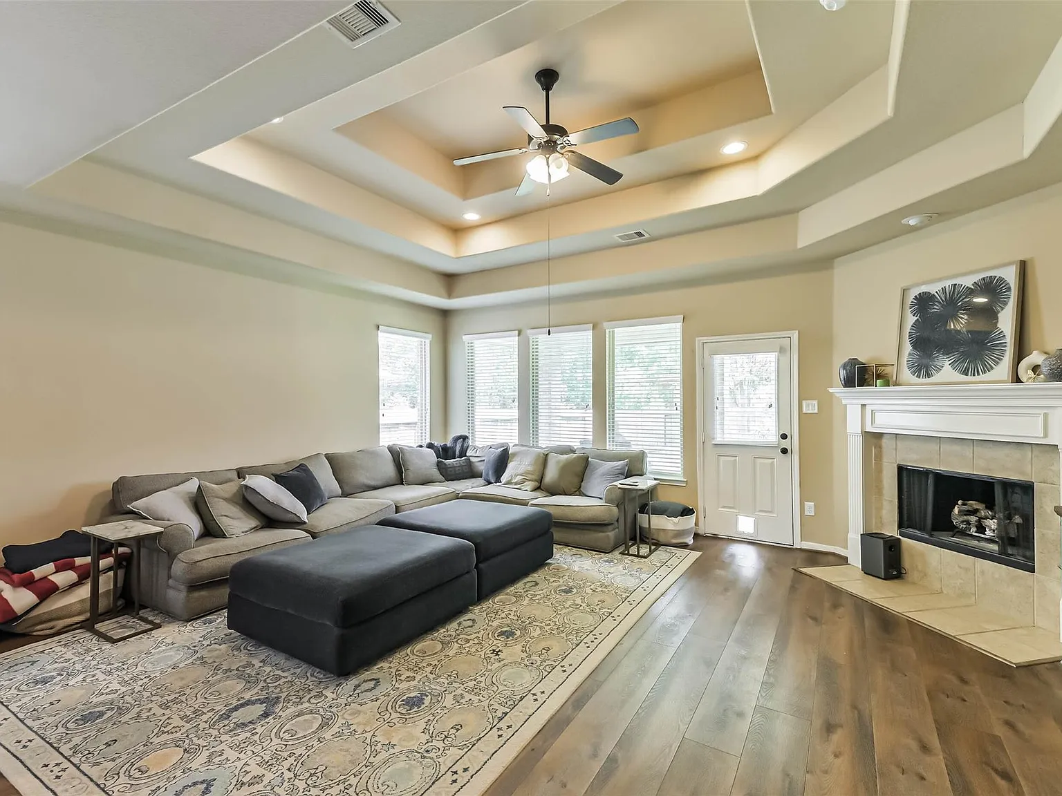 4 bed, 2.5 bath, 2910 sqft, $3,100 — Photo 3