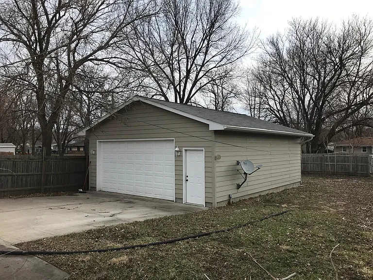1253 E 28th St — Photo 2