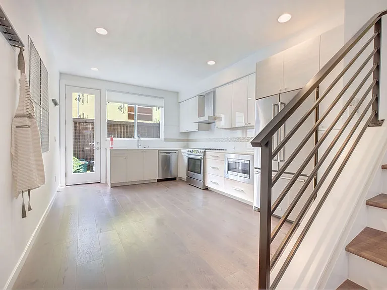 114 20th Ave #B — Photo 7