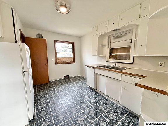 3rd image of 203 1st St NE