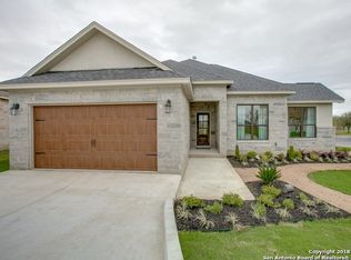 104 Fairway Dr, Floresville, TX 78114