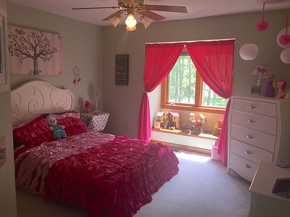 Upstairs bedroom (1)