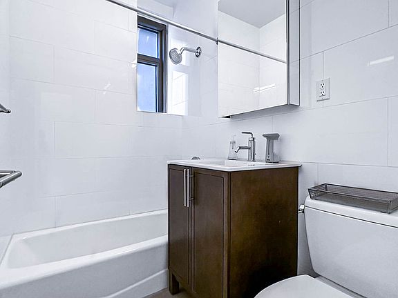 5th image of 4 Park Ave APT 11L
