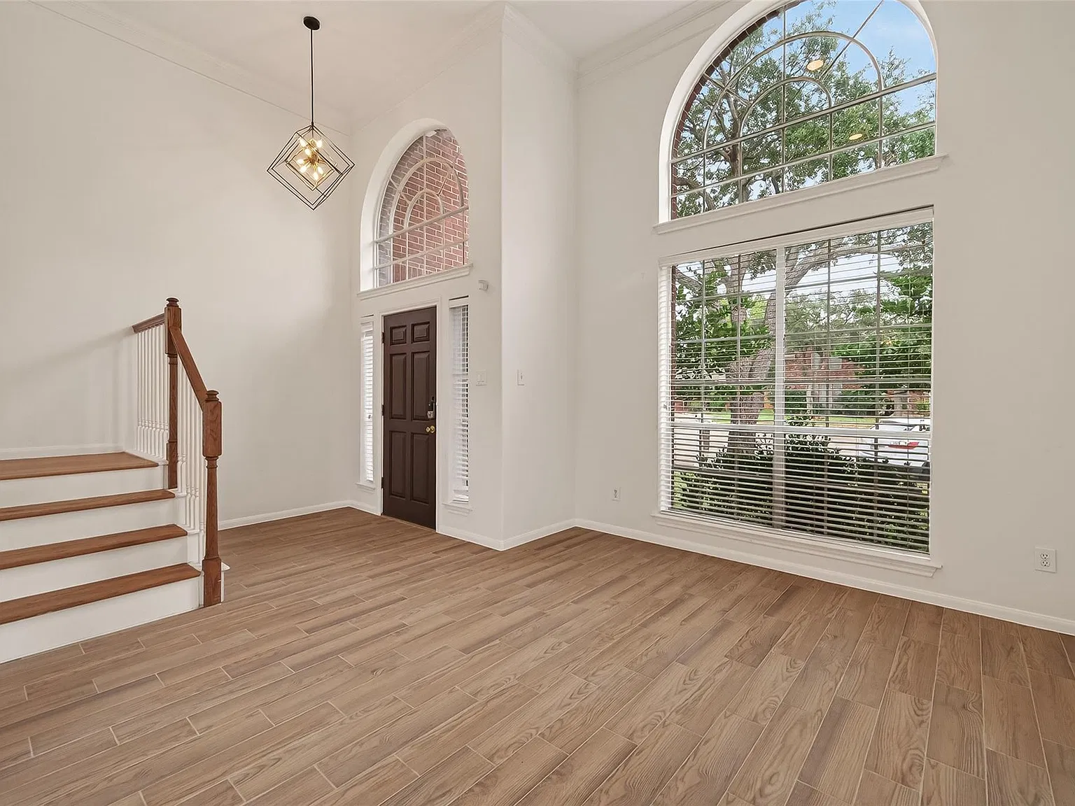 4 bed, 2.5 bath, 2460 sqft, $2,400 — Photo 2